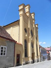 Pohled na průčelí z druhé strany