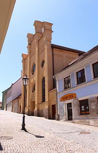 Lampa veřejného osvětlení a synagoga