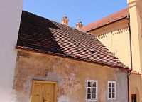 V pozadí věžičky synagoga na západním průčelí