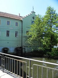 Štít budovy elektrárny