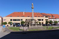 Mariánský sloup v pozadí budova České spořitelny