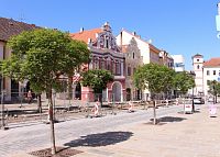 Pohled na barokní domy a rozkopané náměstí