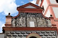 Vrchol štítu kostela