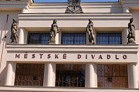 Sochy v úrovni prvního patra