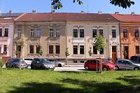 Domy na severní straně náměstí