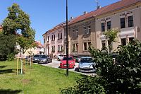 Domy na východní straně náměstí