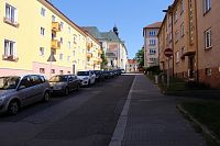 Heritesova ulice, v pozadí škola Mistra Jana  Husa