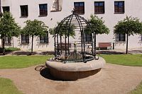 Kašna na hradním nádvoří