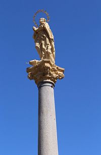 Socha Panny Marie na vrcholu sloupu