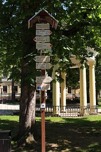 Turistické ukazatelé v parku