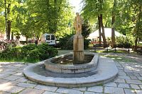 Barokní kašna se sochou Neptuna