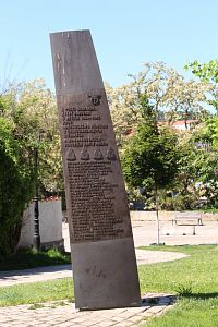 Památník anglických letců na západním okraji sadů.