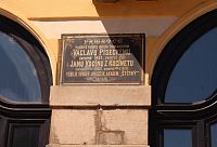 Pamětní deska na stěně radnice