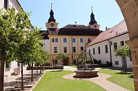 Pohled na radnici z nádvoří hradu