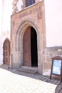 Vchod do kostela