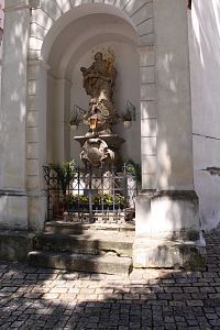 Socha sv. Jana z Nepomuku na jižní straně kostela