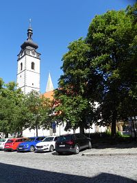 Pohled na věž kostela