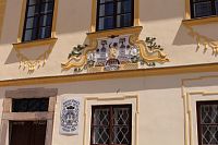 Znak na budově děkanského úřadu