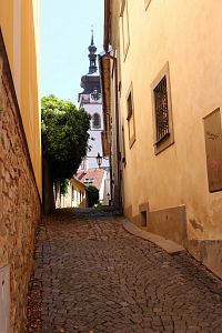 Pohled z ulice Fráni Šrámka ke kostelu