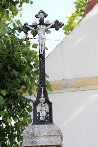 Křížek před kaplí