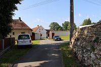 Záběr z obce, v pozadí jeden ze statků