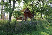 Přístřešek na břehu rybníku