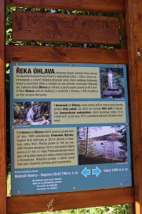 Informační tabule u řeky