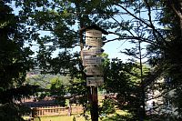 Ukazatelé směru u nádraží