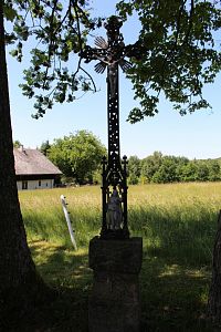 Křížek u cesty k nádraží v Zelené Lhotě