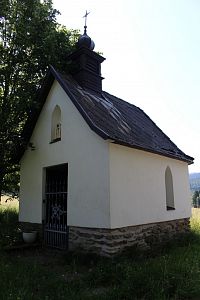 Průčelí a západní stěna kaple