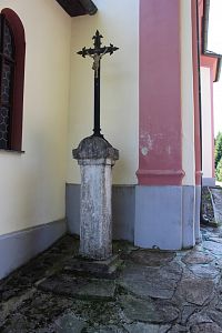 Kříž před kostelem