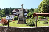 Hamry – Kollerův kostel, pomník padlým.