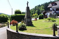 Zídka a pomník padlým