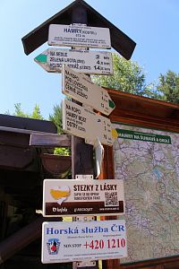 Turistické rozcestí nedaleko pomníku