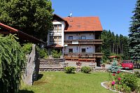 Pohled na hotel Kollerhov od pomníku