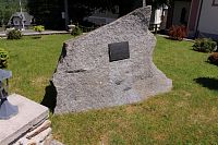 Kámen nedaleko pomníku