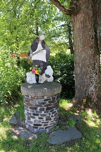 Přední strana sochy