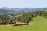 Pohled do údolí Otavy v pozadí Šumava