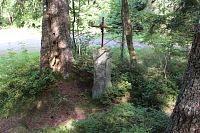 Křížek u parkoviště houbařů