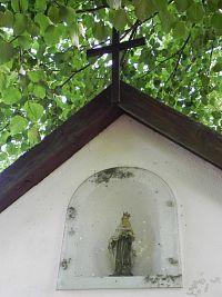 Nika ve štítě kaple