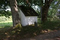 Jižní stěna kaple a torzo křížku