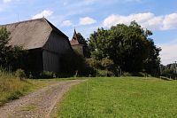 Pohled na dvůr z cesty ze Svinné