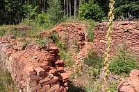 Pohled na zřícenou stěnu