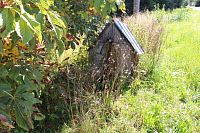 Pohled na studánku z cesty