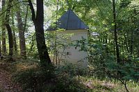 Pohled z cesty nad kaplí