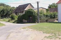 Pohled na kapli z ulice ke kostelu