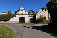 Opuštěný statek nedaleko kaple