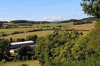 Pohled k JZ, v pozadí vykukuje Šumava