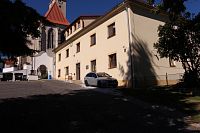 Nezamyslice, budova bývalé školy a místní hospůdka.