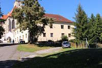 Pohled na budovu od přístřešku